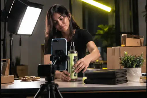 Empreendedora gravando conteúdo de produtos para a loja virtual